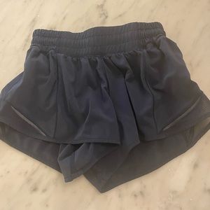 Lululemon Hotty Hot 2.5 shorts size 2 True Navy low rise